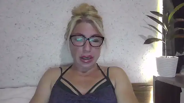 Snapshot of fox_red_lady7 chatting on October 2, 7:32 pm fox red lady7 online show from October 2, 7:32 pm