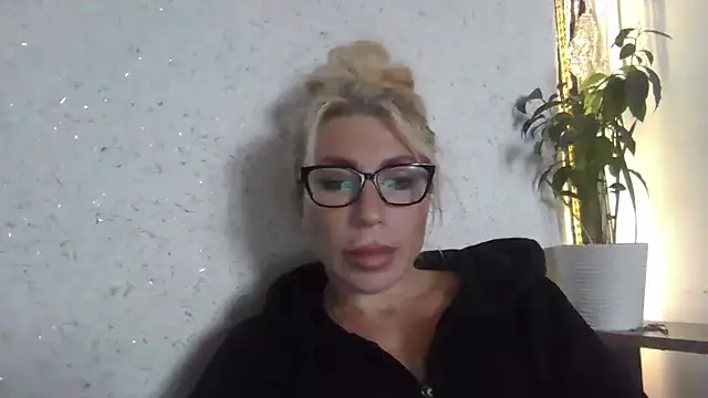 Snapshot of fox_red_lady7 chatting on October 20, 10:05 am fox red lady7 online show from October 20, 10:05 am