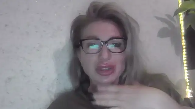 fox red lady7 online show from March 31, 8:20 pm