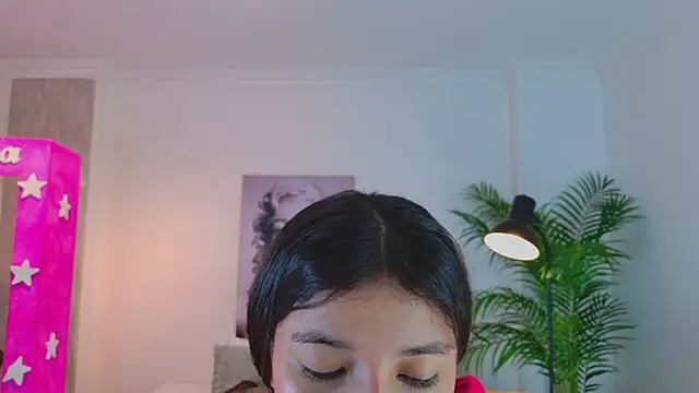 Snapshot of LUNAA___ chatting on April 21, 3:35 am LUNAA online show from April 21, 3:35 am