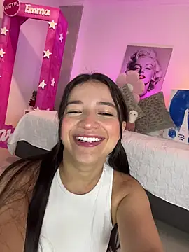 Snapshot of LUNAA___ chatting on May 4, 3:35 am LUNAA online show from May 4, 3:35 am