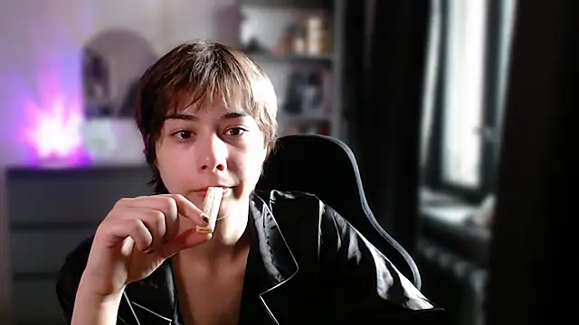 Snapshot of SophieAsh chatting on June 21, 6:38 am SophieAsh online show from June 21, 6:38 am