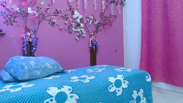 skinnybarbie022 online show from February 10, 12:15 am