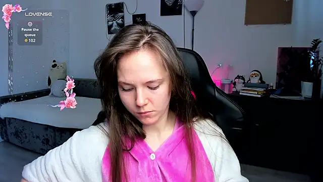 cute little ass online show from February 26, 8:24 am