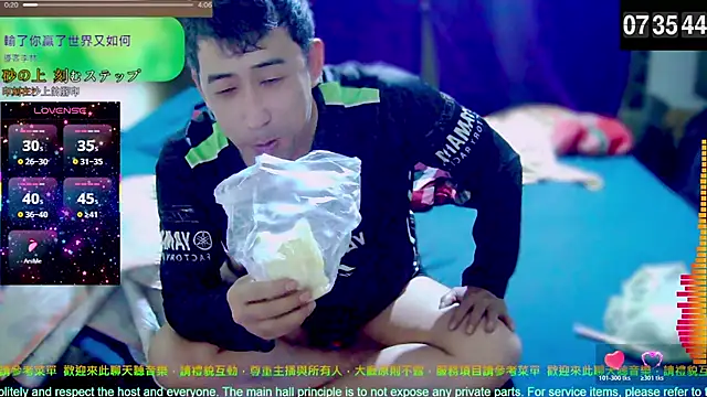 Snapshot of tw239398 chatting on December 22, 11:35 pm tw239398 online show from December 22, 11:35 pm