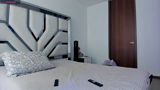 Michelle Ferrerr online show from December 15, 5:50 pm