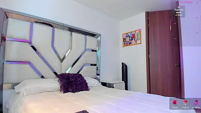 Michelle Ferrerr online show from February 2, 9:02 pm