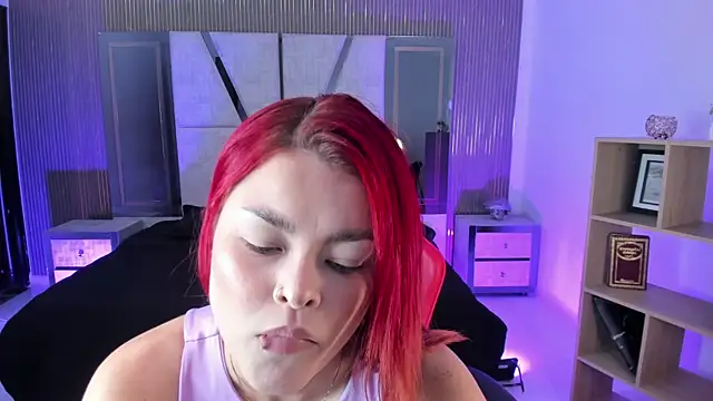 Snapshot of NahomiRichards_ chatting on August 4, 4:15 am NahomiRichards online show from August 4, 4:15 am