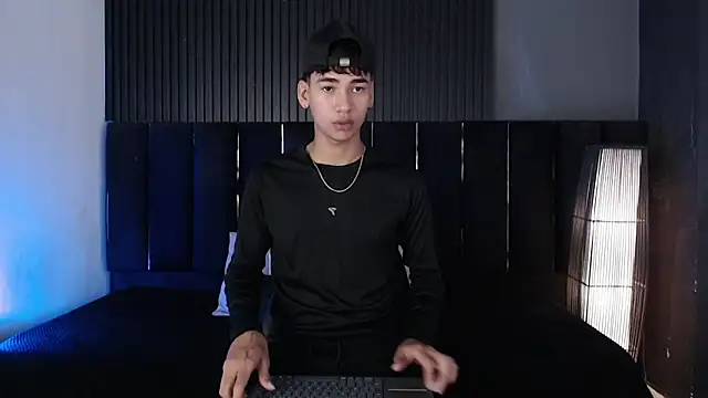 Snapshot of Dominic_ghost chatting on April 9, 12:43 am Dominic ghost online show from April 9, 12:43 am