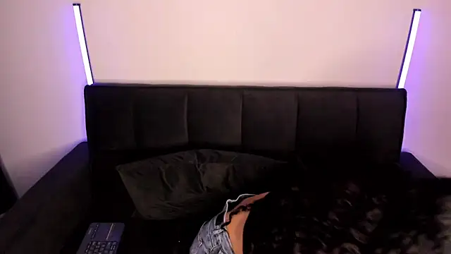 Snapshot of Alynn_Bri_ chatting on February 10, 2:59 am Alynn Bri online show from February 10, 2:59 am