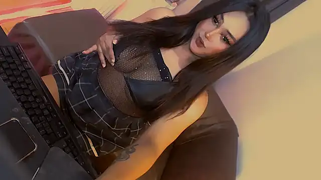 Lilly-lou online show from November 20, 5:07 am