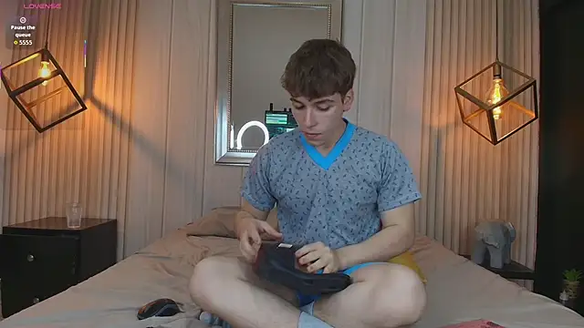 Snapshot of TaylerWhite chatting on October 9, 12:47 pm TaylerWhite online show from October 9, 12:47 pm