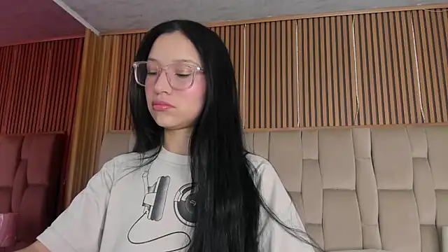 Snapshot of Sophie_Calloway chatting on April 23, 1:35 pm Sophie Calloway online show from April 23, 1:35 pm