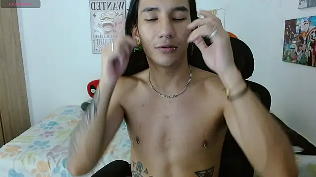 Snapshot of Max0n_ chatting on November 11, 4:45 am Max0n online show from November 11, 4:45 am