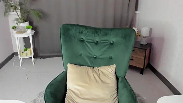 Snapshot of cute_luucy chatting on January 19, 4:05 am cute luucy online show from January 19, 4:05 am