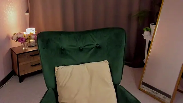 Snapshot of cute_luucy chatting on February 2, 3:27 am cute luucy online show from February 2, 3:27 am