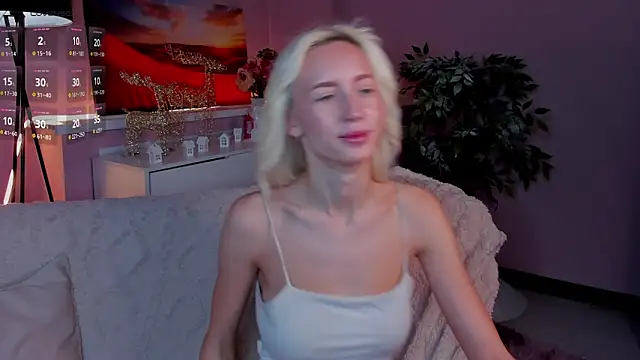 Snapshot of cute_luucy chatting on February 5, 4:06 am cute luucy online show from February 5, 4:06 am