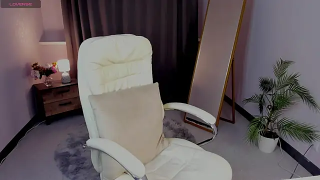 Snapshot of cute_luucy chatting on February 26, 4:11 am cute luucy online show from February 26, 4:11 am