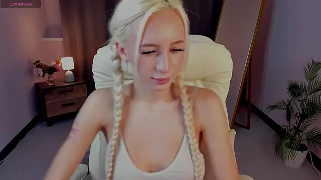 Snapshot of cute_luucy chatting on February 28, 4:02 am cute luucy online show from February 28, 4:02 am