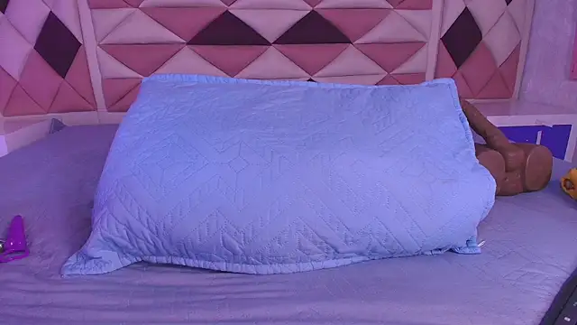 Snapshot of valecastro_ chatting on September 8, 7:13 pm valecastro  online show from September 8, 7:13 pm