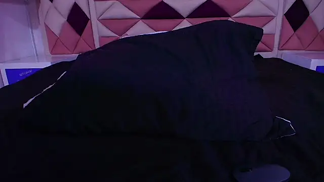 Snapshot of valecastro_ chatting on September 25, 7:17 pm valecastro  online show from September 25, 7:17 pm