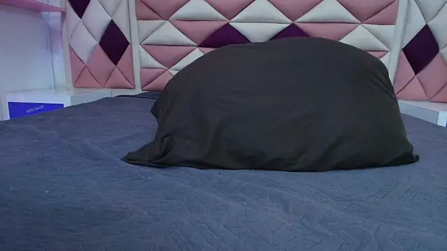 Snapshot of valecastro_ chatting on October 10, 7:13 pm valecastro  online show from October 10, 7:13 pm