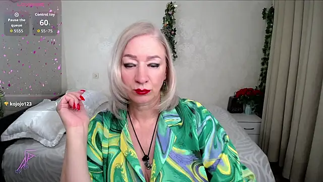Snapshot of hunters_woman chatting on May 31, 4:36 pm hunters woman online show from May 31, 4:36 pm