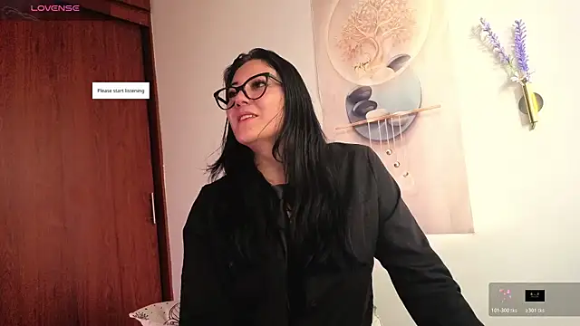 Snapshot of karla_valk1 chatting on August 5, 10:33 pm karla valk1 online show from August 5, 10:33 pm