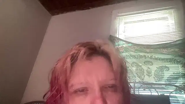 Snapshot of g0lden_are0las89 chatting on June 10, 9:57 pm g0lden are0las89 online show from June 10, 9:57 pm