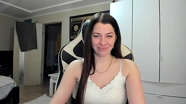 EmiLovsi online show from February 4, 5:41 pm