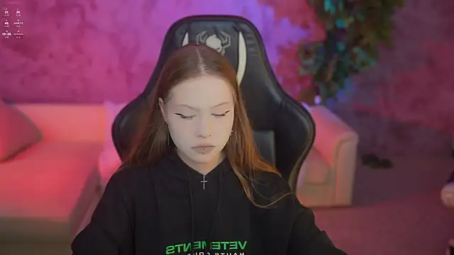 Snapshot of Esmie_Smile chatting on September 13, 2:28 pm Esmie Smile online show from September 13, 2:28 pm