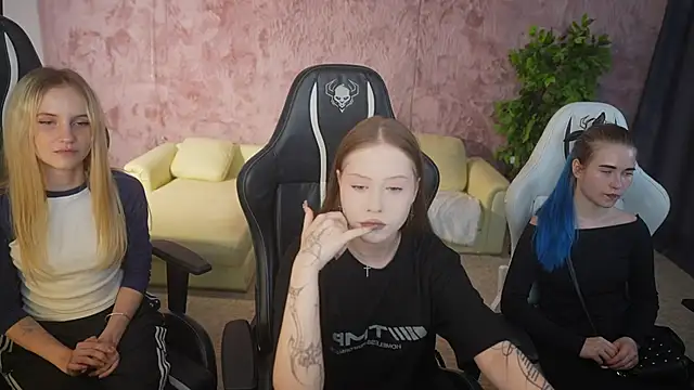 Snapshot of Esmie_Smile chatting on September 15, 2:50 pm Esmie Smile online show from September 15, 2:50 pm