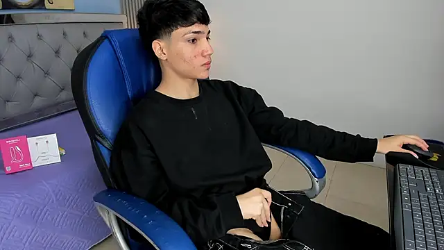 SamBlack  online show from April 15, 12:45 pm