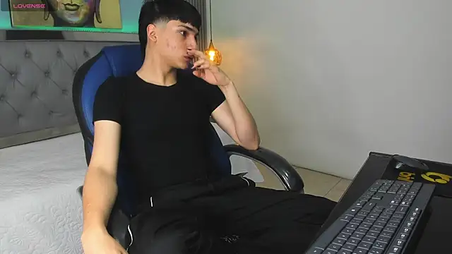 Snapshot of SamBlack_ chatting on June 23, 12:47 pm SamBlack online show from June 23, 12:47 pm