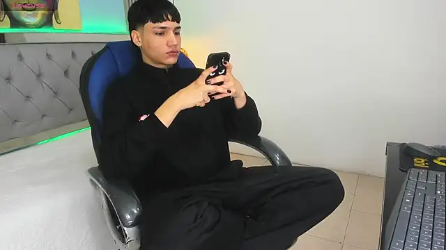 Snapshot of SamBlack_ chatting on June 24, 2:27 pm SamBlack online show from June 24, 2:27 pm