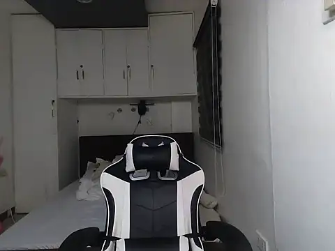 Snapshot of eattmebabyy chatting on March 1, 11:23 am eattmebabyy online show from March 1, 11:23 am