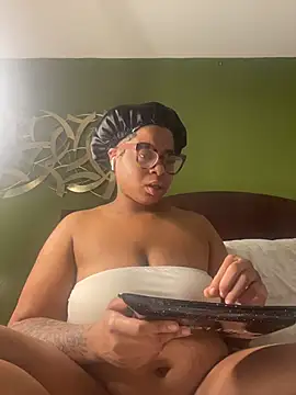 Snapshot of caramel__cremes chatting on November 6, 2:34 am caramel cremes online show from November 6, 2:34 am