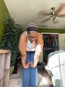 Snapshot of caramel__cremes chatting on November 6, 2:51 pm caramel cremes online show from November 6, 2:51 pm