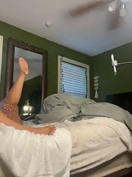 Snapshot of caramel__cremes chatting on November 17, 1:28 pm caramel cremes online show from November 17, 1:28 pm