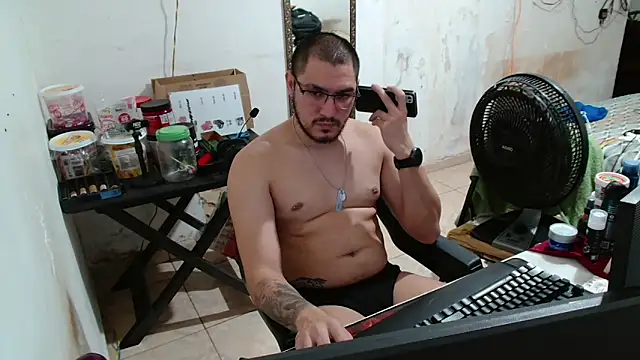 Snapshot of Leonino231 chatting on October 7, 1:03 am Leonino231 online show from October 7, 1:03 am