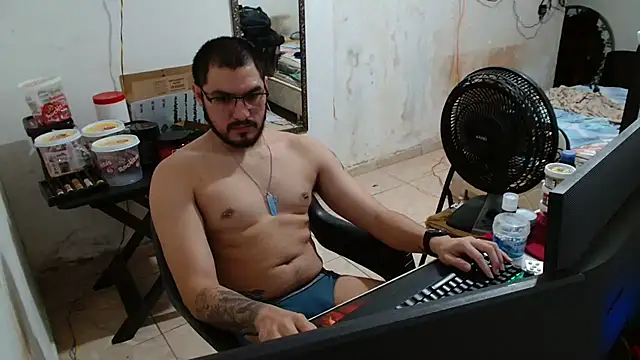 Snapshot of Leonino231 chatting on October 23, 12:10 am Leonino231 online show from October 23, 12:10 am