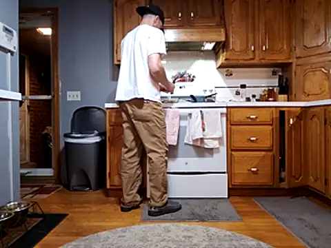 Snapshot of sloppytopkins chatting on February 21, 12:11 am sloppytopkins online show from February 21, 12:11 am