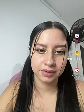 Snapshot of lucy_grey25 chatting on May 24, 11:10 pm lucy grey25 online show from May 24, 11:10 pm