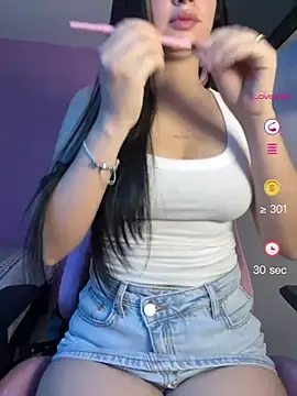 Snapshot of lucy_grey25 chatting on July 18, 4:33 pm lucy grey25 online show from July 18, 4:33 pm