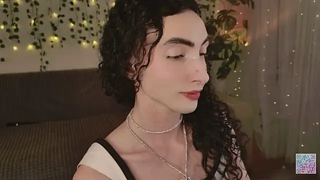 Snapshot of Queen_of_tease chatting on July 8, 3:44 am Queen of tease online show from July 8, 3:44 am