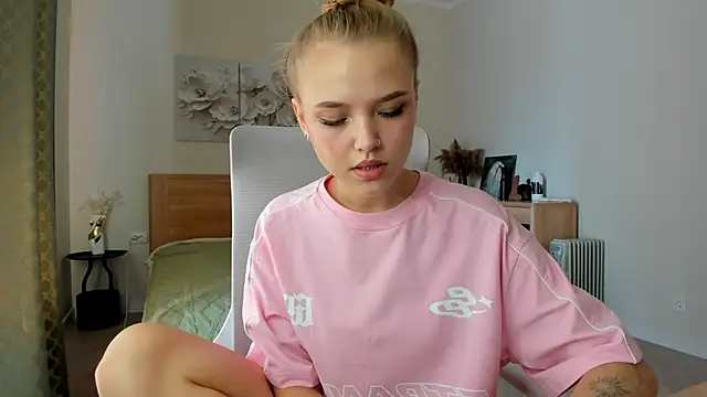 Snapshot of flooora_0 chatting on June 8, 1:39 am flooora 0 online show from June 8, 1:39 am