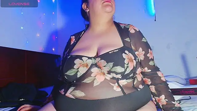 Snapshot of Julieta_Big chatting on April 30, 11:09 pm Julieta Big online show from April 30, 11:09 pm