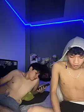 Snapshot of Kailertwink chatting on June 3, 11:43 pm Kailertwink online show from June 3, 11:43 pm