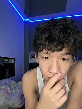 Snapshot of Kailertwink chatting on June 15, 9:50 pm Kailertwink online show from June 15, 9:50 pm