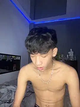 Snapshot of Kailertwink chatting on June 18, 2:43 pm Kailertwink online show from June 18, 2:43 pm